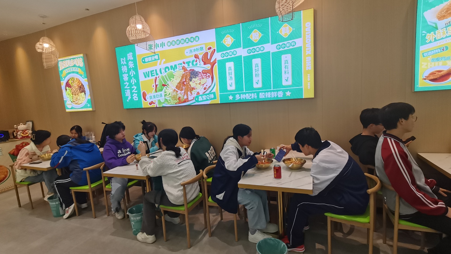 朱小小螺螄粉加盟前景好，選擇加盟朱小小享受大力加盟扶持