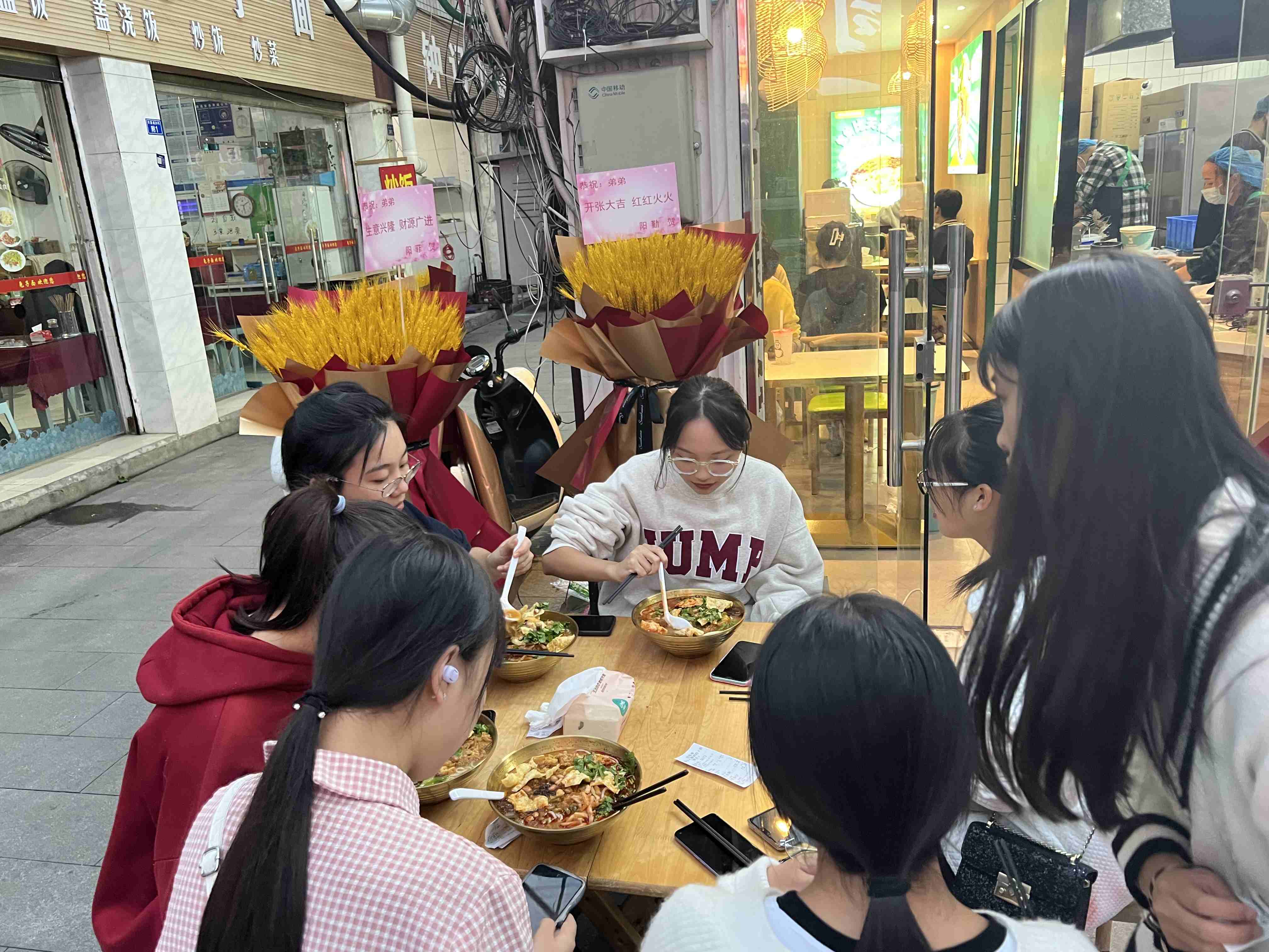 朱小小螺螄粉一站式加盟服務(wù)，小白也能輕松開店